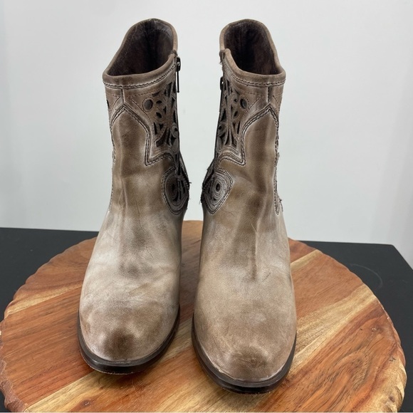 Corral Brown Ankle Boots with Western Style and Chunky Heel - Picture 2 of 9